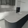 Столешница из кварцевого агломерата, остров со скрытой вытяжкой, обеденный стол, биокамин, стеновая панель и полка