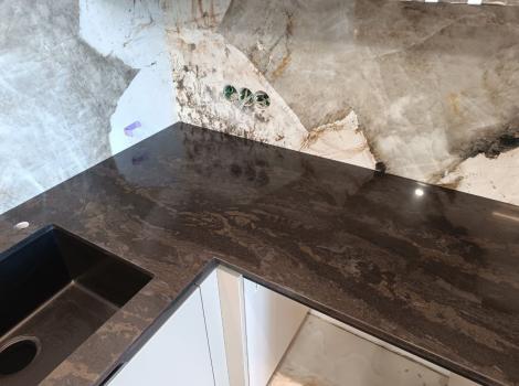 Столешница из кварцевого агломерата для кухни с островом Vicostone BQ8887