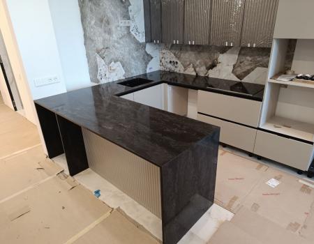 Столешница из кварцевого агломерата для кухни с островом Vicostone BQ8887