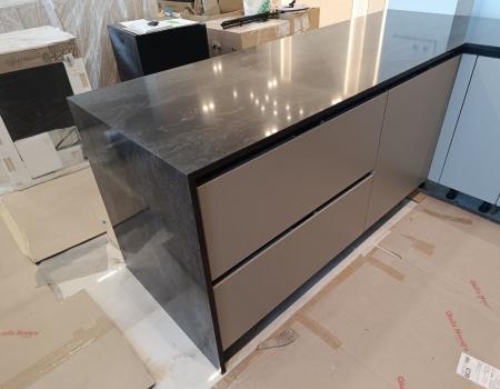 Столешница из кварцевого агломерата для кухни с островом Vicostone BQ8887