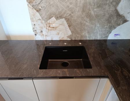 Столешница из кварцевого агломерата для кухни с островом Vicostone BQ8887