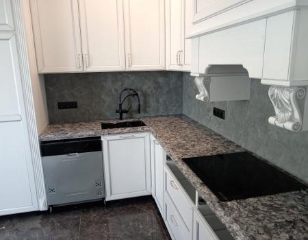 Столешница из кварцевого агломерата для и остров с фигурной фаской Vicostone BQ9470