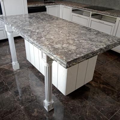 Столешница из кварцевого агломерата для и остров с фигурной фаской Vicostone BQ9470