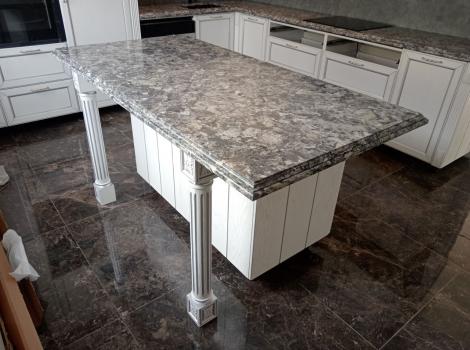 Столешница из кварцевого агломерата для и остров с фигурной фаской Vicostone BQ9470
