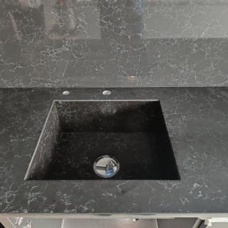 Столешница с мойкой из искусственного камня